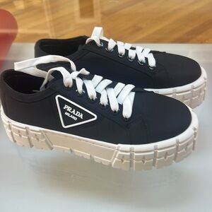 New Prada woman tennis shoes in black-eur. Size 39